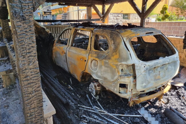 In der Nacht von Dienstag zu Mittwoch kam es gegen 01:30 Uhr zu einem Brand eines Autos in einem Carport.