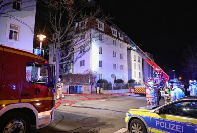 Brand eines Mehrfamilienhauses in Dresden - Am Mittwochmorgen kam es zu einem Brand eines Mehrfamilienhauses in Dresden. Foto: Roland Halkasch