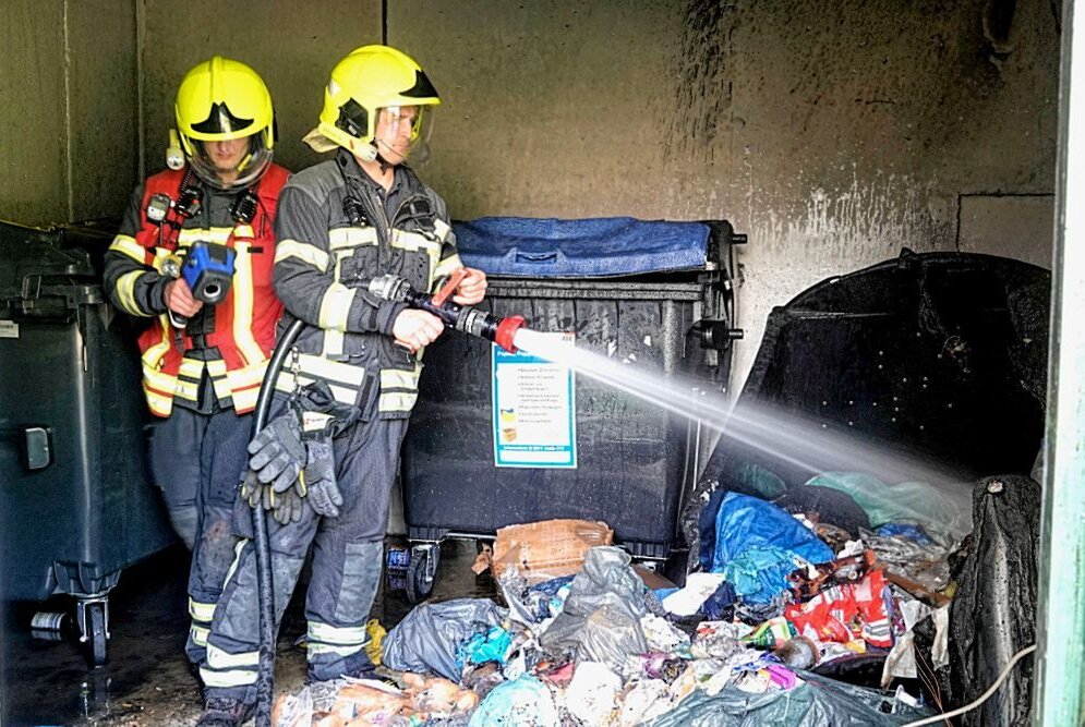 Brand im Containerraum eines Chemnitzer Wohnhauses - Die Chemnitzer Feuerwehr löschte heute Nachmittag einen Brand im Containerraum eines Wohnhochhauses. Foto: Harry Härtel