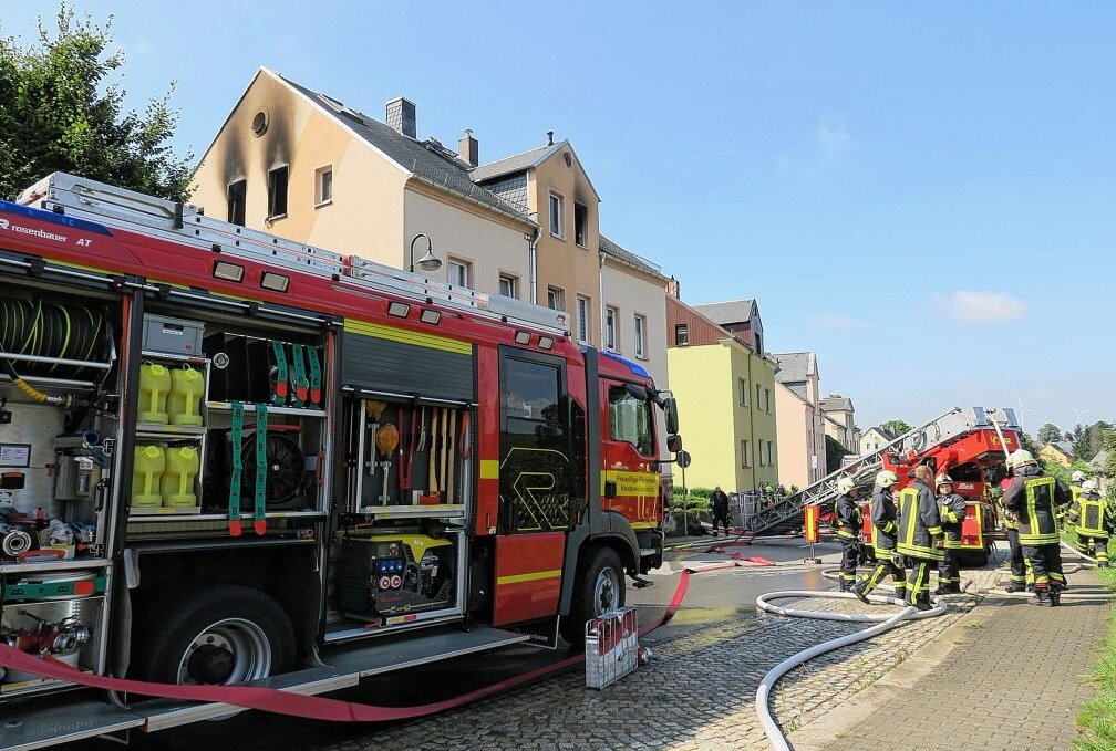 Brand im Obergeschoss eines Mehrfamilienhauses in Lugau - In Lugau kam es zu einem Brand im Obergeschoss eines Mehrfamilienhauses. Foto: Niko Mutschmann