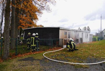 Brand im Saydaer Sportlerheim - In Sayda konnte die Feuerwehr bei einem Brand im Sportlerheim Schlimmeres verhindern. Foto: B&S/Bernd März 