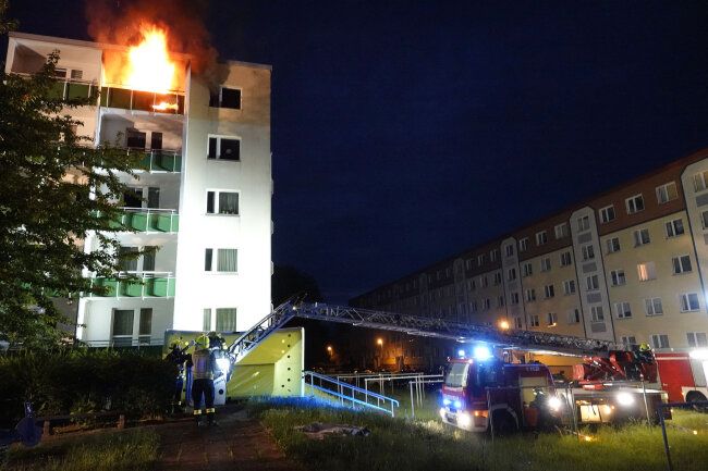 Brand im Yorckgebiet: Person mit Drehleiter aus Wohnung gerettet - Gestern kam es im in der Zesigwaldstraße zu einem Wohnungsbrand im 4. Obergeschoss.