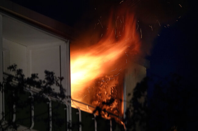 Gestern kam es im in der Zesigwaldstraße zu einem Wohnungsbrand im 4. Obergeschoss.