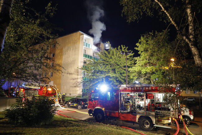 Brand im Yorckgebiet: Person mit Drehleiter aus Wohnung gerettet - Gestern kam es im in der Zesigwaldstraße zu einem Wohnungsbrand im 4. Obergeschoss.