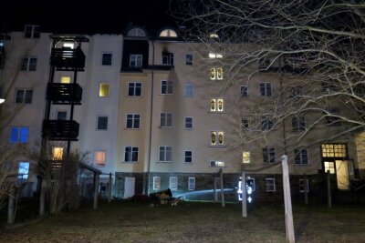 Brand in Aue: Zwei Verletzte im Krankenhaus - In einem Zimmer einer Wohnung war aus bisher unbekannter Ursache ein Feuer ausgebrochen. 