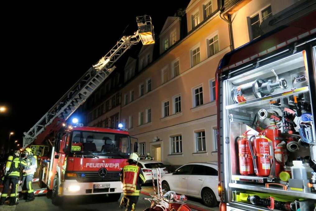 Brand in Aue: Zwei Verletzte im Krankenhaus - In einem Zimmer einer Wohnung war aus bisher unbekannter Ursache ein Feuer ausgebrochen. 