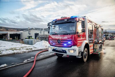 Brand in Auer Firma: Einbrennofen steht in Flammen - Einbrennofen in Auer Firma steht in Flammen. Foto: Niko Mutschmann
