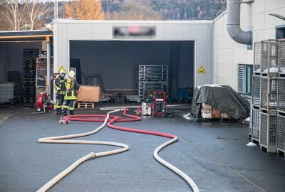 Brand in Auer Firma: Einbrennofen steht in Flammen - Einbrennofen in Auer Firma steht in Flammen. Foto: Niko Mutschmann