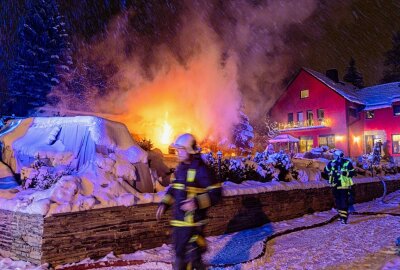 Brand in Auerbach: Sauna löst Großeinsatz der Feuerwehr aus - In Auerbach kam es zu einem Brand. Grund dafür ist vermutlich eine Sauna. Foto: David Rötzschke