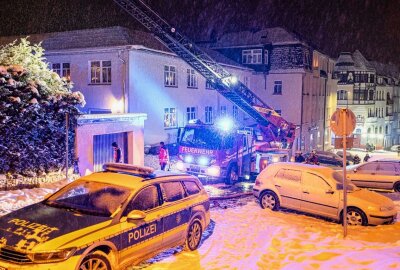 Brand in Auerbach: Sauna löst Großeinsatz der Feuerwehr aus - In Auerbach kam es zu einem Brand. Grund dafür ist vermutlich eine Sauna. Foto: David Rötzschke