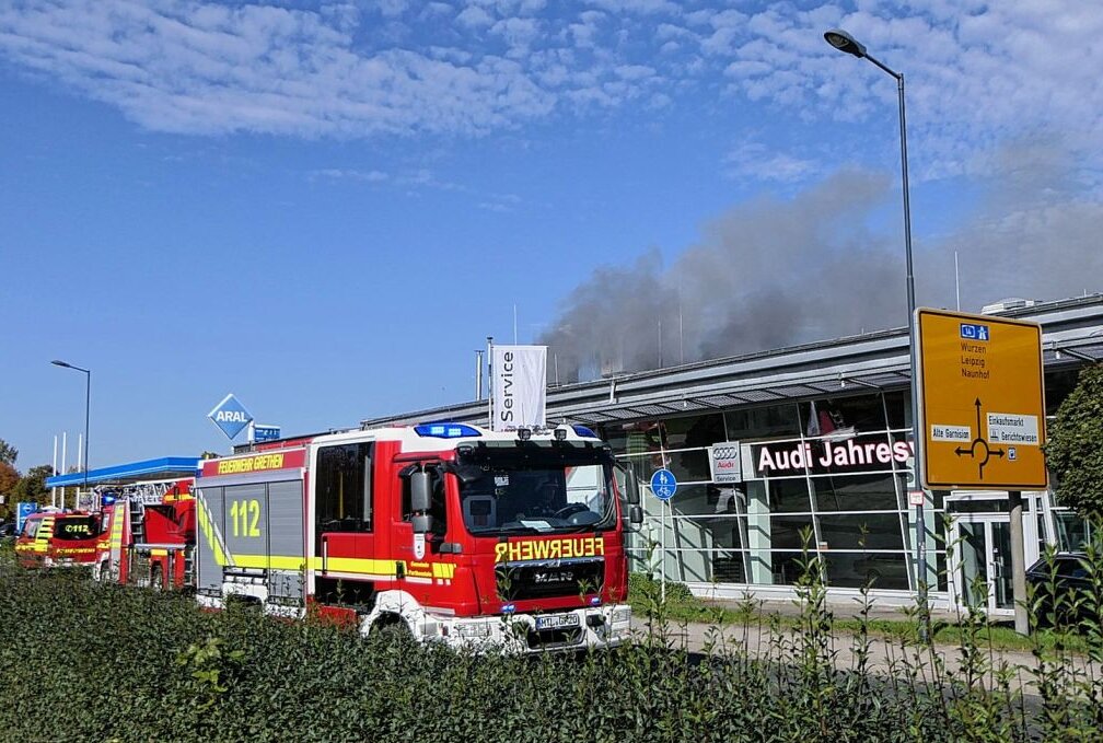 Brand in Autohaus: Luxuswagen geht in Flammen auf - Ein Autohaus in Grimma steht in Flammen. Die Feuerwehr übernimmt die Löschung. Foto: Sören Müller