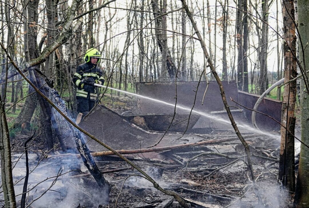 Brand in Bauwagen: Feuerwehr verhindert Waldbrand in Euba - Ein Waldbrand konnte durch den Einsatz der Feuerwehr verhindert werden. Foto: Harry Härtel