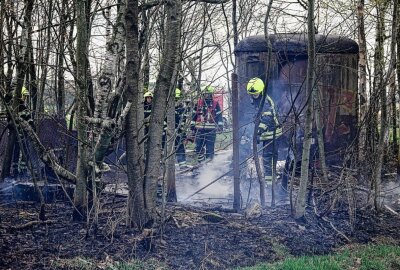 Brand in Bauwagen: Feuerwehr verhindert Waldbrand in Euba - Ein Waldbrand konnte durch den Einsatz der Feuerwehr verhindert werden. Foto: Harry Härtel