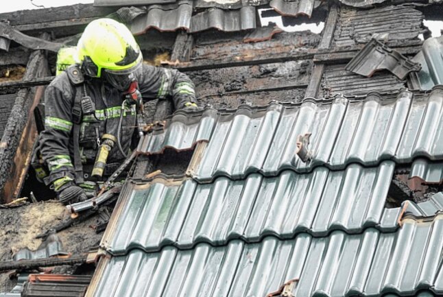 Brand in Chemnitz: Der Bewohner tauchte erst später auf - Feuerwehr, Rettungsdienst und Polizei waren im Einsatz. Das Dachgeschoss ist vorerst unbewohnbar. Foto: Harry Haertel