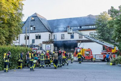Brand in Diskothek UNI in Lichtenstein: Feuerwehrmann verletzt - In Lichtenstein ist auf der Glauchauer Straße ein Brand in einer ehemaligen Diskothek ausgebrochen. Foto: André März