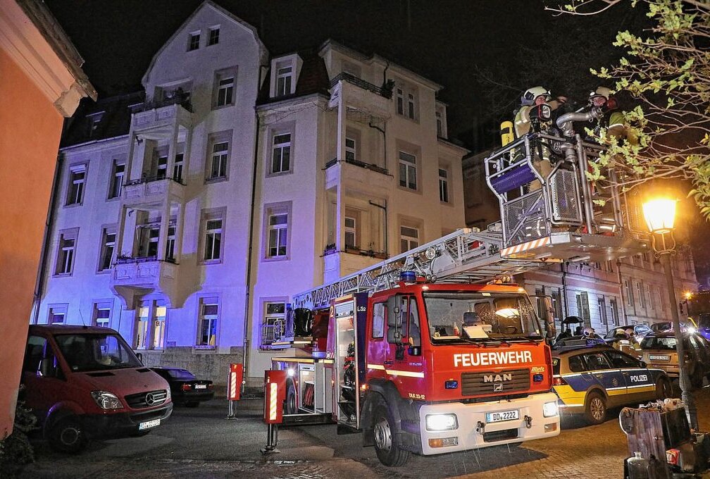Brand in Dresden: Feuerwehr muss Wände öffnen - In der Nacht zu Sonntag kam es gegen 0.30 Uhr in einem Mehrfamilienhaus an der Mockritzer Straße/Kreischaer Straße zu einem Brand. Foto: Roland Halkasch