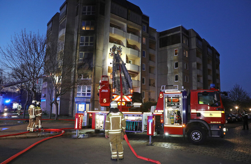 Brand in Dresden: Polizei ermittelt wegen schwerer Brandstiftung - Der Rettungsdienst sichtet derzeit mehrere Personen, bei denen der Verdacht einer Rauchgasvergiftung im Raum steht. Fünf Personen werden mit einem solchen Verdacht in Dresdner Kliniken transportiert.
