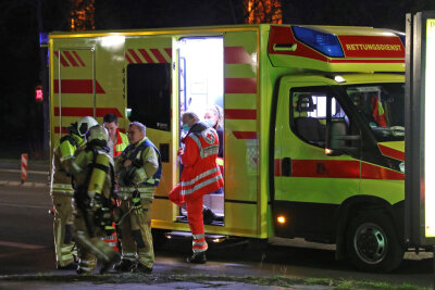 Brand in Dresden: Polizei ermittelt wegen schwerer Brandstiftung - Der Rettungsdienst sichtet derzeit mehrere Personen, bei denen der Verdacht einer Rauchgasvergiftung im Raum steht. Fünf Personen werden mit einem solchen Verdacht in Dresdner Kliniken transportiert.