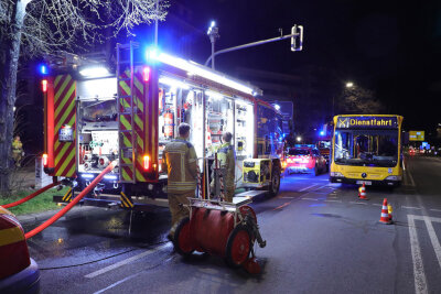 Brand in Dresden: Polizei ermittelt wegen schwerer Brandstiftung - Die Bewohner wurden mit einem Bus woanders untergebracht. 