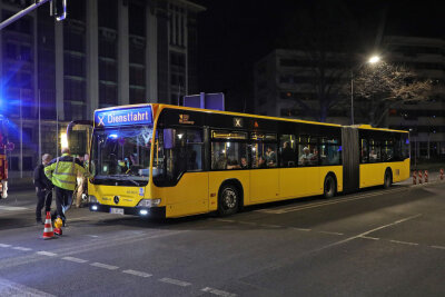 Brand in Dresden: Polizei ermittelt wegen schwerer Brandstiftung - Die Bewohner wurden mit einem Bus woanders untergebracht. 