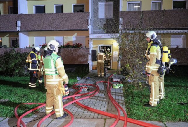 Brand in Dresdener Mehrfamilienhaus - Der Keller des Mehrfamilienhauses brannte. Foto: Roland Halkasch