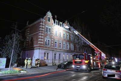 Brand in Dresdener Mehrfamilienhaus - Samstagnacht kam es gegen 2.35 Uhr an der Trachenberger Straße zu einem Brand. Foto: Roland Halkasch