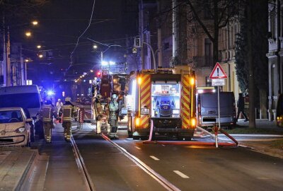 Brand in Dresdener Mehrfamilienhaus - Samstagnacht kam es gegen 2.35 Uhr an der Trachenberger Straße zu einem Brand. Foto: Roland Halkasch