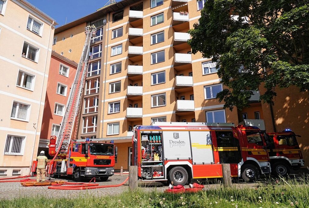 Brand in der Wohnung eines Mehrfamilienhauses in Dresden. Foto: Roland Halkasch