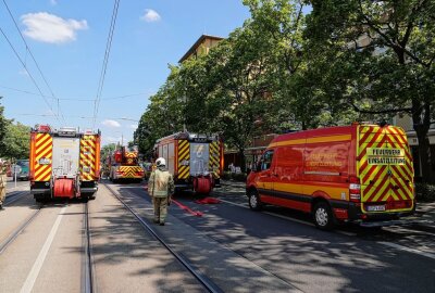 Brand in Dresdener Wohnung - Wohnhaus evakuiert - Brand in der Wohnung eines Mehrfamilienhauses in Dresden. Foto: Roland Halkasch
