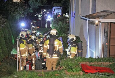 Brand in Dresdner Mehrfamilienhaus: Ein Verletzter - Die Feuerwehrleute konnten den Brand zügig löschen. Foto: Roland Halkasch
