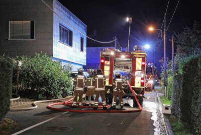 Brand in Dresdner Mehrfamilienhaus: Ein Verletzter - Die Feuerwehrleute konnten den Brand zügig löschen. Foto: Roland Halkasch