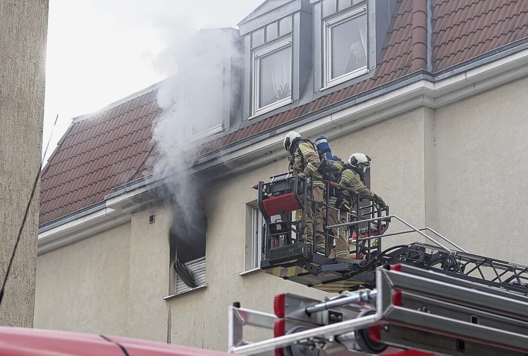 Brand in Dresdner Mehrfamilienhaus: Vier Personen verletzt - Am Dienstag kam es in einem Mehrfamilienhaus in Dresden zu einem Brand. Foto: Roland Halkasch