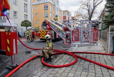 Brand in Dresdner Mehrfamilienhaus: Vier Personen verletzt - Die Feuerwehr konnte das Feuer zügig löschen. Foto: Roland Halkasch