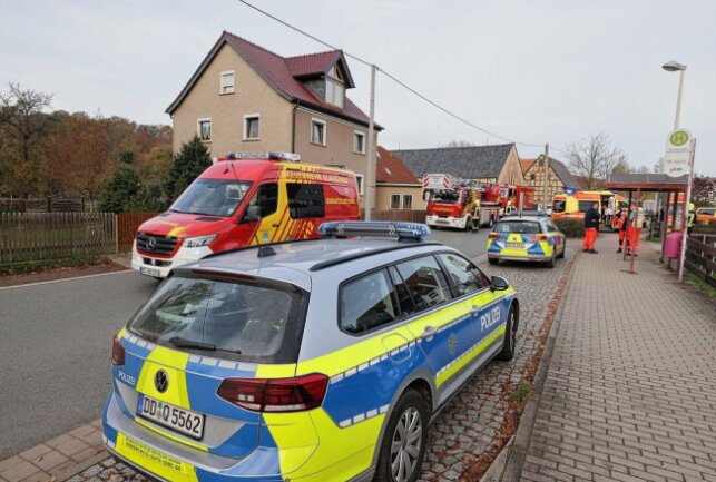 Brand in einem Mehrfamilienhaus in Niederlungwitz - Brand in einem Mehrfamilienhaus in Niederlungwitz. Foto: Andreas Kretschel