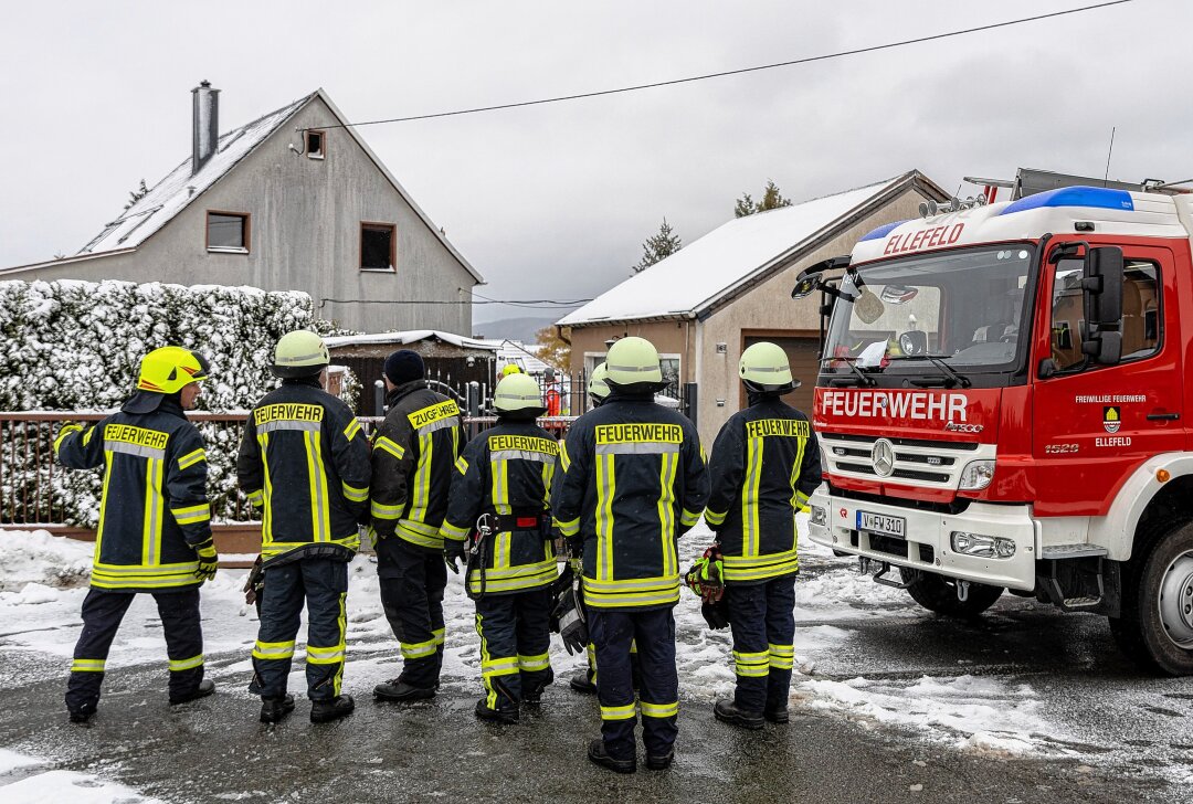 Brand in Einfamilienhaus im Vogtland - Am Samstagmittag wurde die Feuerwehr zu einem Brand in einem Einfamilienhaus in Ellefeld gerufen. Foto: David Rötzschke