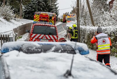 Brand in Einfamilienhaus im Vogtland - Die winterlichen Verhältnisse haben den Einsatz vor eine Herausforderung gestellt. Foto: David Rötzschke
