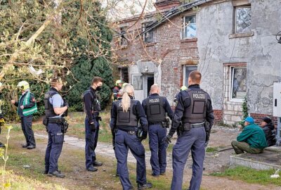 Brand in Haus auf dem Sonnenberg: Polizei ermittelt - Am Freitagmorgen wurden Feuerwehr und Polizei in Chemnitz in die Hainstraße gerufen. Foto: Harry Härtel