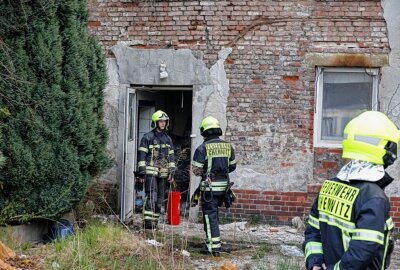 Brand in Haus auf dem Sonnenberg: Polizei ermittelt - Am Freitagmorgen wurden Feuerwehr und Polizei in Chemnitz in die Hainstraße gerufen. Foto: Harry Härtel