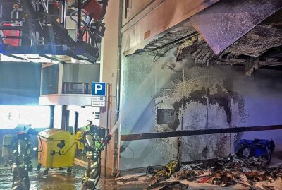 Brand in Hohenstein-Ernstthal: Mülltonnenfeuer greift auf Hauswand über - Feueralarm in Hohenstein-Ernstthal. Foto: Andreas Kretschel