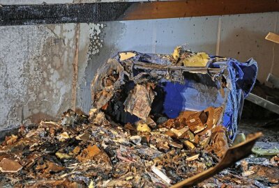 Brand in Hohenstein-Ernstthal: Mülltonnenfeuer greift auf Hauswand über - Feueralarm in Hohenstein-Ernstthal. Foto: Andreas Kretschel