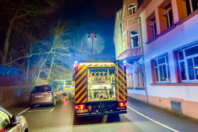 Brand in Innenstadt: Polizei rettet Bewohner - Ein Wohnungsbrand in der Parkgasse in Greiz hat in der Nacht zum Mittwoch einen Großeinsatz von Feuerwehr und Polizei ausgelöst.