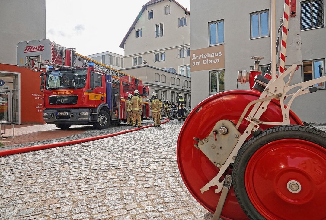 Brand in Internatzimmer: Großeinsatz am Dresdener Krankenhaus - Großeinsatz am  Diakonissenkrankenhaus in Dresden. Foto: Roland Halkasch