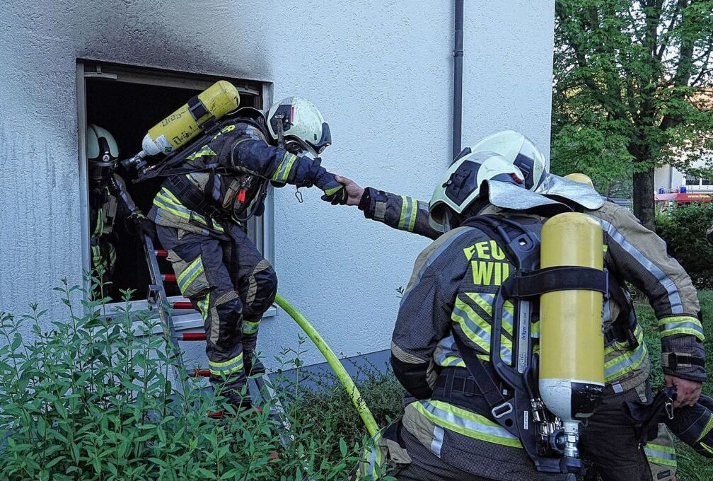 Brand in Kesselsdorf: Fünf Personen verletzt - Am Dienstagabend kam es gegen 20 Uhr in Kesselsdorf zu einem Wohnungsbrand. Foto: Roland Halkasch