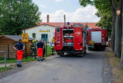 Brand in Kindertagesstätte: Feuerwehrgroßeinsatz - Gegen 14.45 Uhr brannten am Montagnachmittag an der Kita in Großhennersdorf der Spielzeugschuppen. Foto: xcitepress