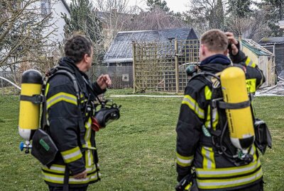 Brand in Kleingartenanlage: Drei Lauben und eine Solaranlage zerstört - Drei Gartenlauben brannten, dabei wurde auch eine Solaranlage beschädigt. Foto: Igor Pastierovic