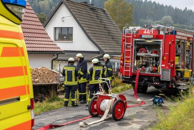 Brand in Klingenthal: Uneinsichtiger  Bewohner riskiert zwei Leben - Uneinsichtiger Bewohner riskiert sein Leben und das der hilfsbedürftigen Mutter. Foto: B&S/amp;David Rötzschke
