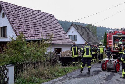 Brand in Klingenthal: Uneinsichtiger  Bewohner riskiert zwei Leben - Uneinsichtiger Bewohner riskiert sein Leben und das der hilfsbedürftigen Mutter. Foto: B&S/amp;David Rötzschke