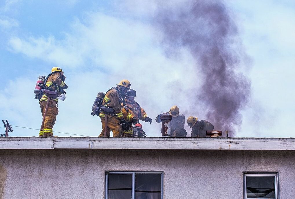 Brand in leerstehendem Wohnhaus in Chemnitz - Einsatzkräfte der Feuerwehr und Polizei in der Palmstraße wegen eines Brandes Symbolfoto: pixabay
