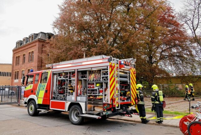 Brand in leerstehender Industriebrache in Helbersdorf -  Paul- Gruner-Strasse: Feuerwehr zum Brand gerufen. Foto: Harry Haertel