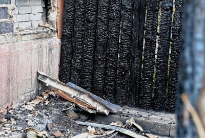 Brand in Leipzig beschädigt Grundschule und Kita - Durch das Feuer wurde die Fassade einer Grundschule beschädigt. Foto: Anke Brod